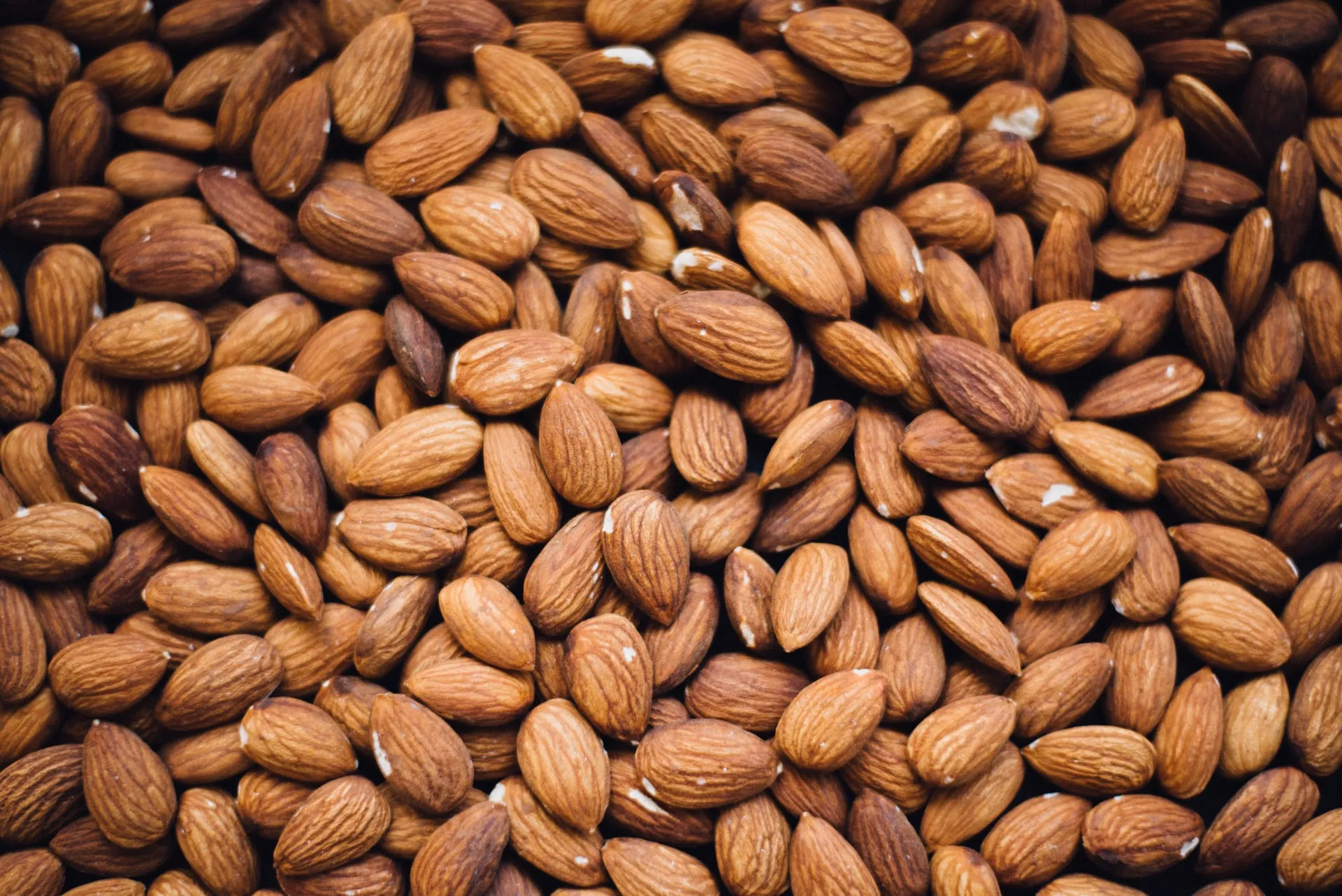 Almonds - health benefits of nuts